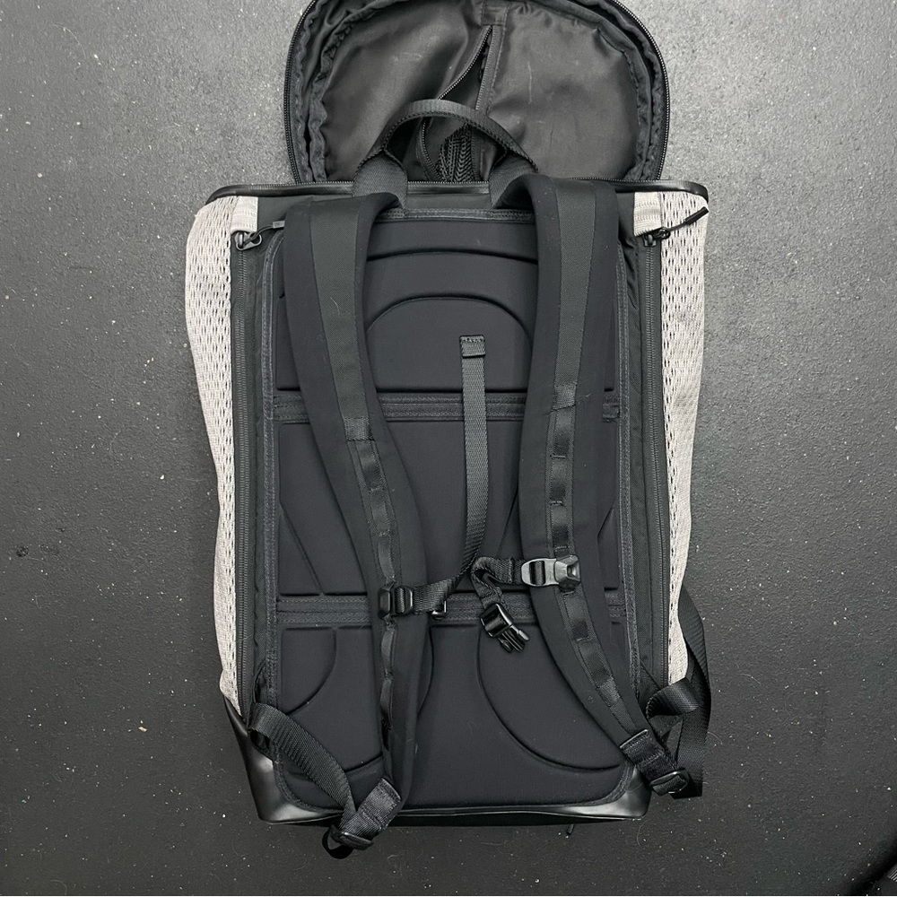 lululemon the ambassador backpack UbEr RaRe - Picture 3 of 6
